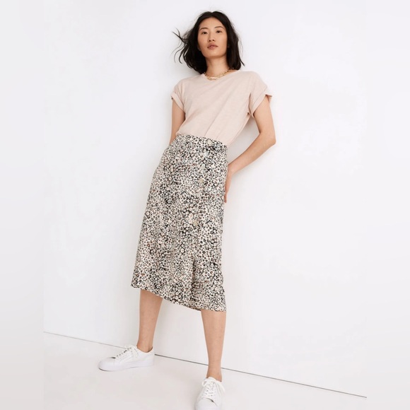 Madewell Side-Button Straight Midi Skirt in floral Daisy Groove Cream and Black - Picture 2 of 12